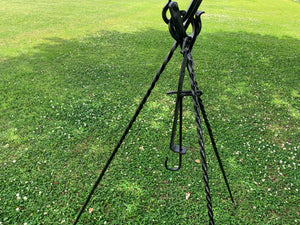 Twisted tripod with trammel hook